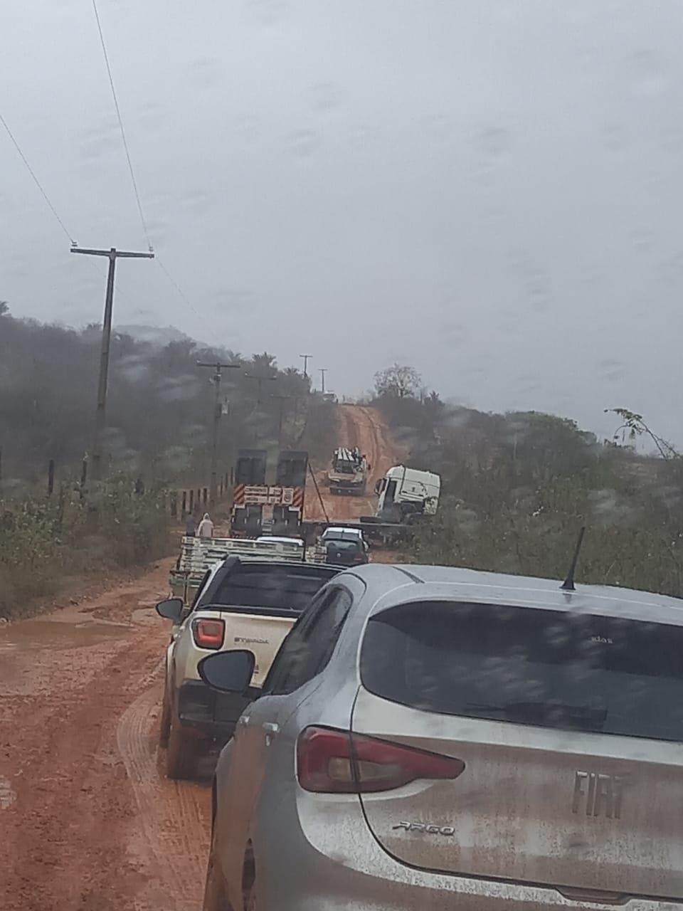 Chuva repentina causa congestionamento após caminhão ficar de lado na BR-330, próximo ao povoado da Placa, em Iramaia.