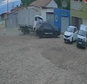 Caminhão baú perde freio e atinge 5 outros carros em Iramaia